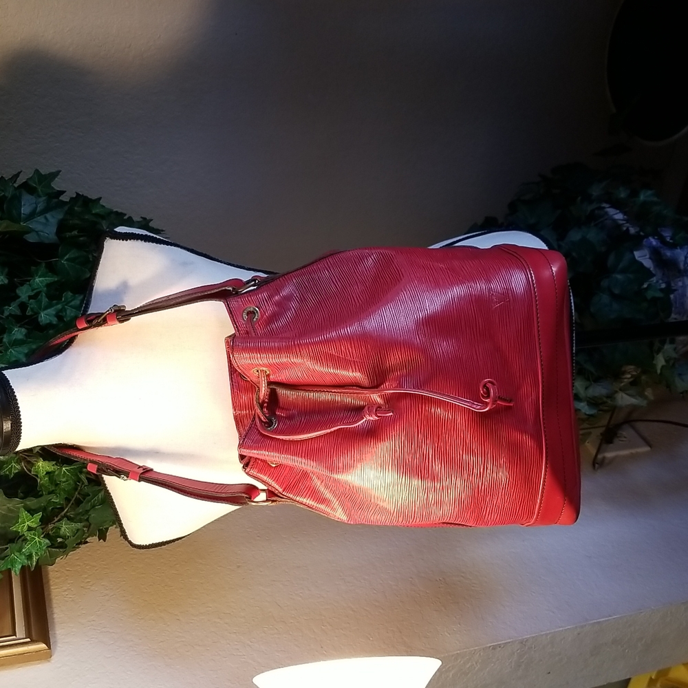 EXQUISITE SHOULDER BAG